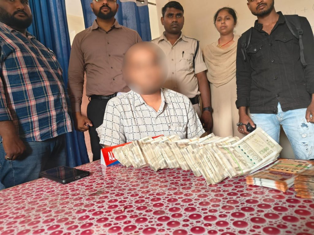FST team action: FST टीम की कार्रवाई, कार से जप्त किए 7.95 लाख रुपए, लोकसभा चुनाव को लेकर अलर्ट मोड पर पुलिस