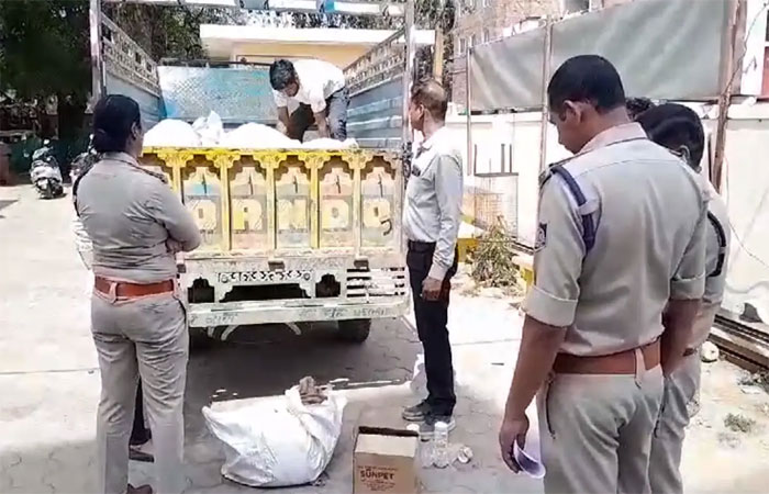 त्योहार आते ही शुरू हुई मिलावटी मिठाइयों की कालाबाजारी, यहां पकड़ा गया 16 क्विंटल नकली मावा त्योहार आते ही शुरू हुई मिलावटी मिठाइयों की कालाबाजारी