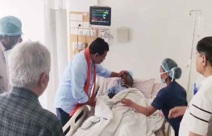 IED ब्लास्ट में घायल युवक से गृहमंत्री विजय शर्मा ने की मुलाकात, जाना हालचाल