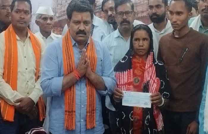 साधराम हत्याकांड: उपमुख्यमंत्री विजय शर्मा ने मृतक के परिवार को सौंपा 20 लाख रूपए का चेक