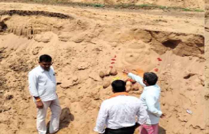 हनुमान जयंती पर चमत्कार: कोंहगाटोला में रेत में दिखी हनुमान जी की आकृति