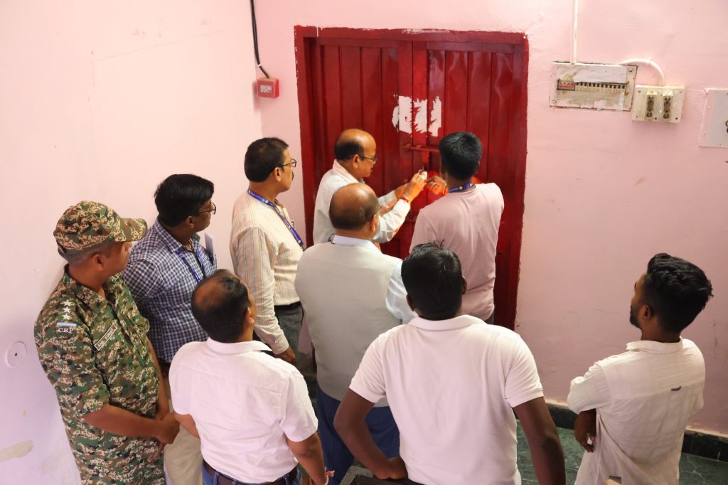 बीजापुर जिले के सभी मतदान दलों की हुई सकुशल वापसी, ईव्हीएम मशीन स्ट्रांग रूम में हुए जमा, स्ट्रांग रूम हुआ सील