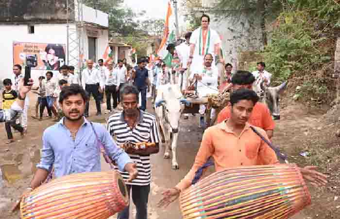 बैलगाड़ी से चुनाव-प्रचार पर निकले विकास उपाध्याय, महिलाओं से जमा करवाए नारी न्याय गारंटी का फॉर्म
