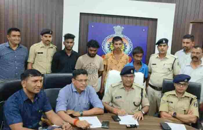 शातिर वाहन चोर चढ़े पुलिस के हत्थे, 4 गिरफ्तार