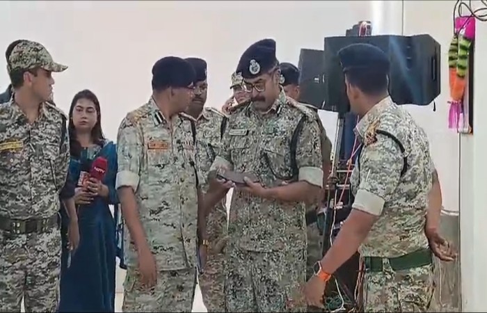 टेकमेटा पुलिस नक्सली मुठभेड़, जगदलपुर आईजी ने की प्रेस कॉन्फ्रेंस, कहा – आने वाले सालों में हो जायेगा नक्सल संगठन का सफाया