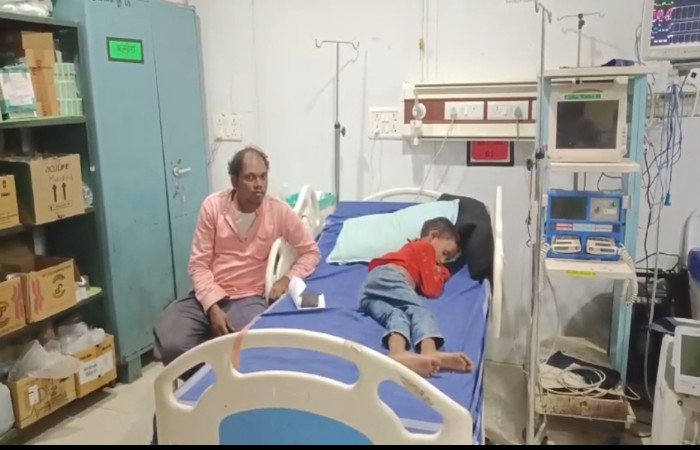खाद से भरा पिकअप वाहन पलटा, हादसे में 6 ग्रामीण घायल, 2 बच्चे भी शामिल