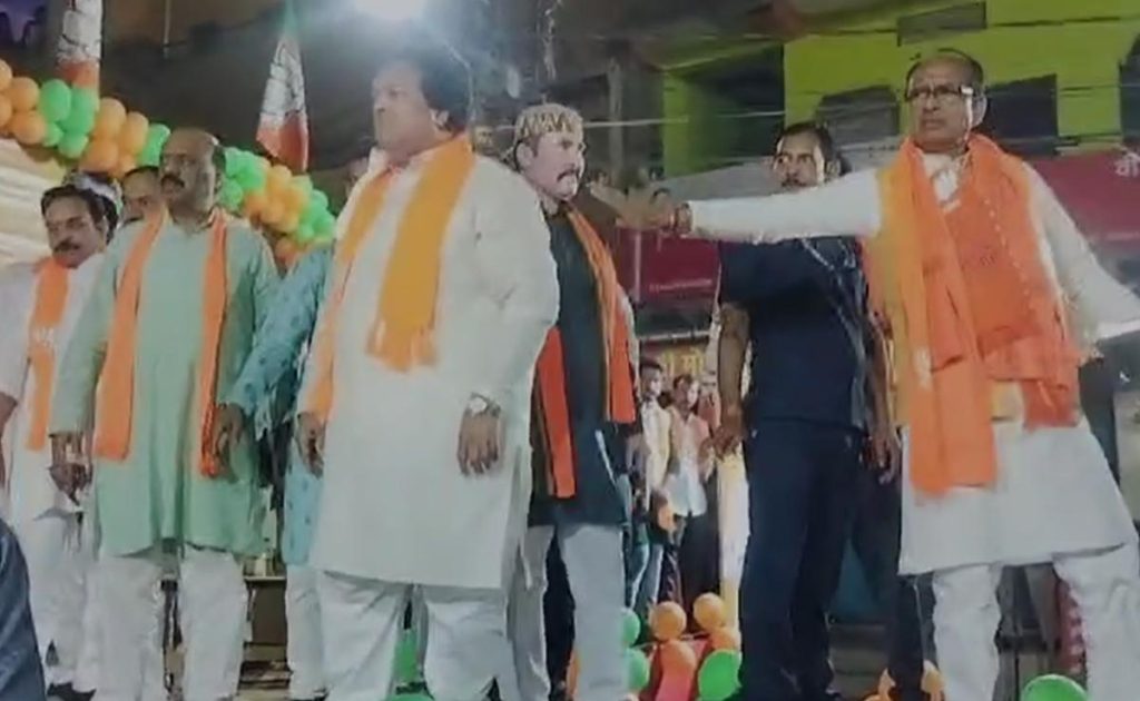 मंत्री ने मंच से थाना प्रभारी को दिया धमकी…कहा- ऐसी जगह फेकवाऊंगा कि पता चल जाएगा..