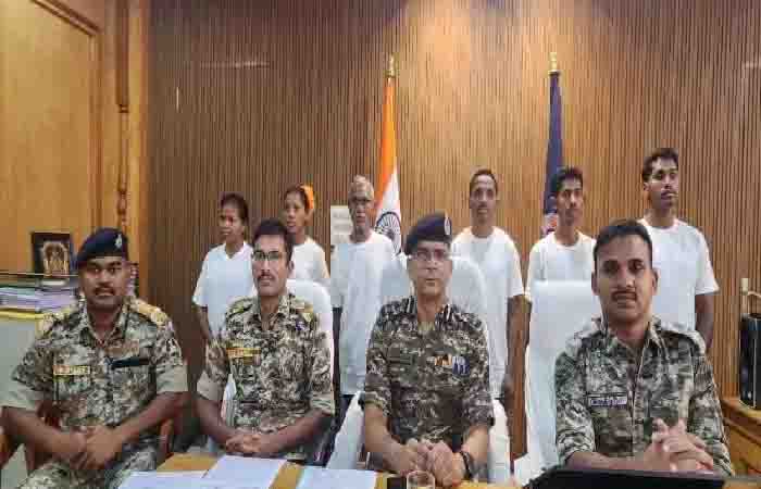 6 इनामी नक्सलियों ने किया आत्मसमर्पण, सभी पर था कुल 36 लाख का इनाम