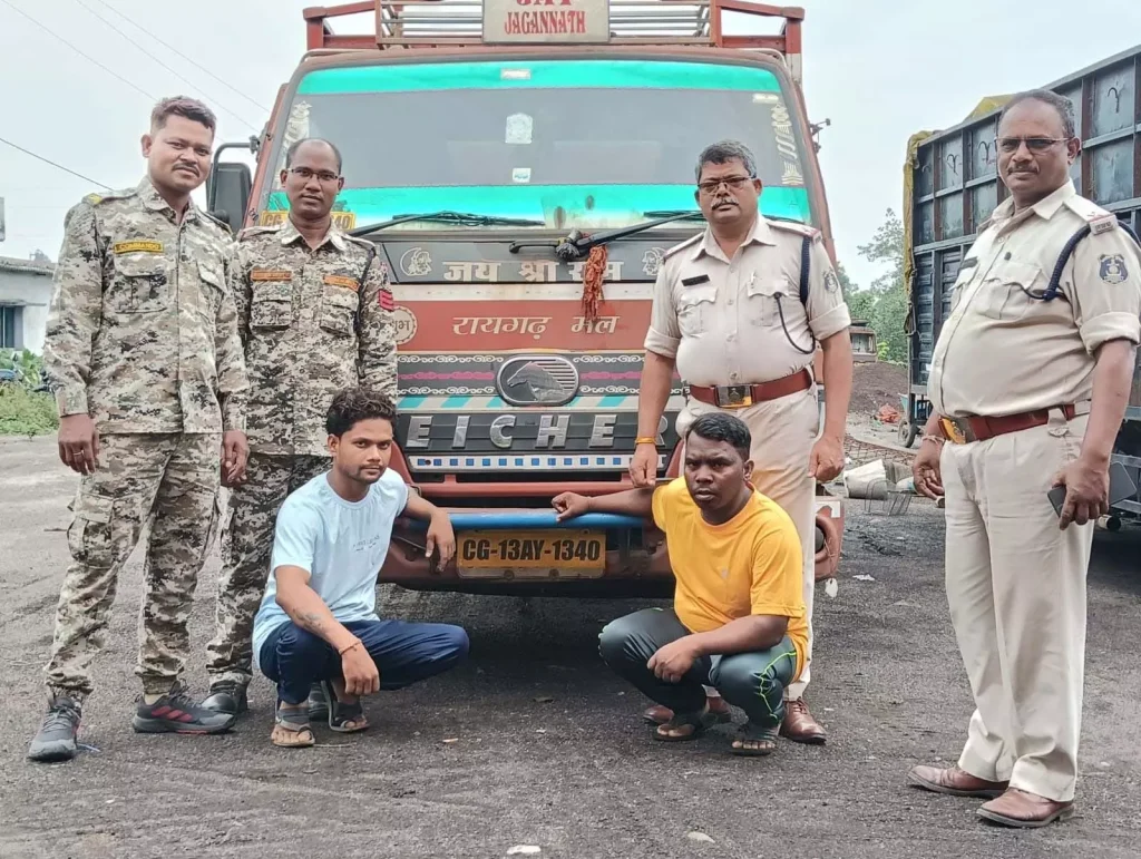 Raigarh Breaking : 2 टन अवैध कबाड़ के साथ शातिर चोर गिरफ्तार