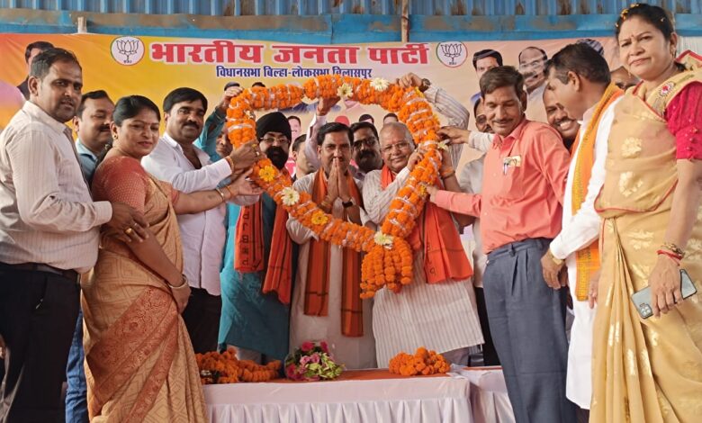 बिल्हा विधानसभा क्षेत्र के बिल्हा नगर पंचायत में केंद्रीय राज्य मंत्री तोखन साहू के प्रथम आगमन पर कार्यकर्ताओं ने किया भव्य स्वागत