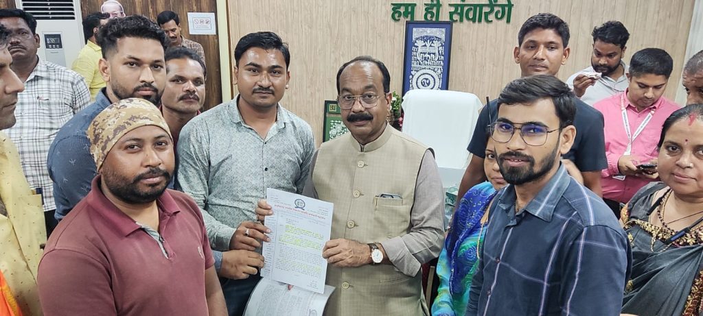 नगरीय निकाय के प्लेसमेंट कर्मचारी संघ ने की उप मुख्यमंत्री साव को सौंपा ज्ञापन, सीधे पेमेंट देने की रखी मांग