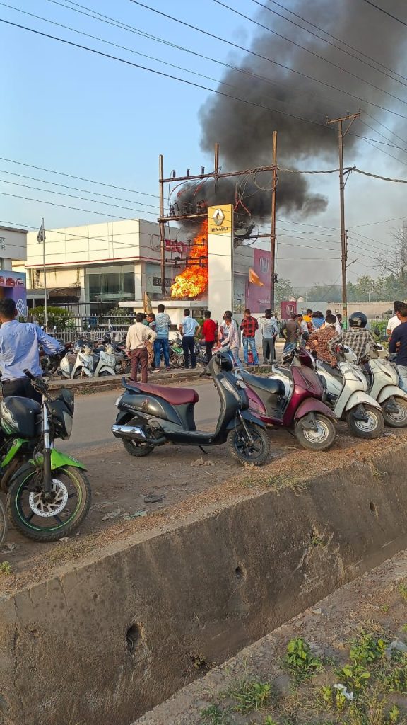 RAIPUR FIRE NEWS : रेनॉल्ट कार शोरूम में लगी भीषण आग,