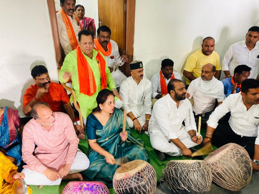 Raipur Breaking News: राजधानी रायपुर के बीजेपी पार्षद दल द्वारा शहर में जल संकट के चलते महापौर एजाज ढेबर के खिलाफ नगाड़ा बजा किया प्रदर्शन..