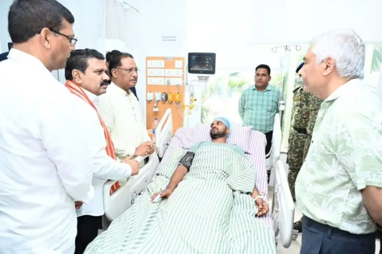 CM और उप मुख्यमंत्री शर्मा ने नक्सली मुठभेड़ में घायल जवानों से की मुलाकात