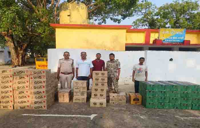 Police Action on Liquor Smuggling: अंतरराज्यीय शराब तस्करों पर पुलिस की बड़ी कार्रवाई, ब्रांडेड शराब की 181 पेटी जब्त Police Action on Liquor Smuggling