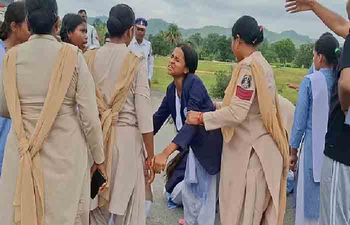 Kanker Latest Breaking News: शिक्षकों की कमी से नाराज छात्रों ने नेशनल हाईवे किया जाम, प्रदर्शन से आवागमन हुआ बाधित Kanker Latest Breaking News
