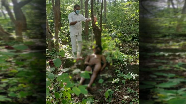 पहाड़ी में पेड़ पर लटकी हुई मिली युवक की सड़ी-गली लाश, इलाके में फैली सनसनी, शिनाख्त में जुटी पुलिस