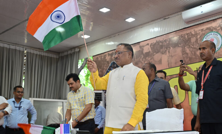 राष्ट्रध्वज के रंग में रंगा CM हाउस, CM विष्णुदेव ने लोगों को दिया तिरंगा..तो ‘भारत माता की जय’ के उद्घोष से भावुक हुए लोग