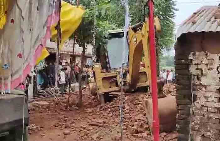 MP Breaking News: पंडाल के नीचे शिवलिंग बना रहे लोगों पर गिरा मकान, 8 लोगों की दर्दनाक मौत