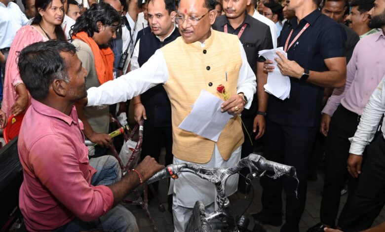 जनदर्शन मंच पर जाने से पूर्व मुख्यमंत्री विष्णुदेव साय ने दिव्यांगजनों से मुलाक़ात की