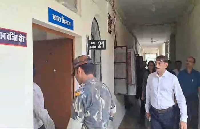 एक्शन मोड पर नवपदस्थ कलेक्टर गोपाल वर्मा, दफ्तरों का किया औचक निरीक्षण, गैरहाजिर कर्मचारी को नोटिस Kabirdham News