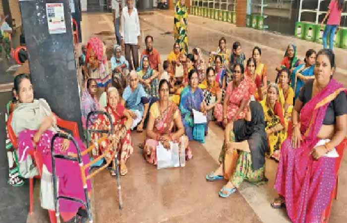 वृद्धा पेंशन योजना का नहीं मिल पा रहा लाभ, चार माह से नहीं मिली वृद्धा पेंशन, केवाईसी के लिए महिलाएं परेशान Latest News in Raipur CG