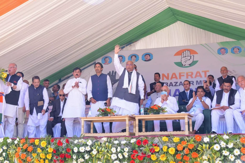 Jammu kashmir Election 2024 : ‘अगर 20 सीटें और आ जातीं तो ये सब जेल में होते’…चुनावी रैली में कांग्रेस अध्यक्ष ने बीजेपी पर जमकर निशाना साधा