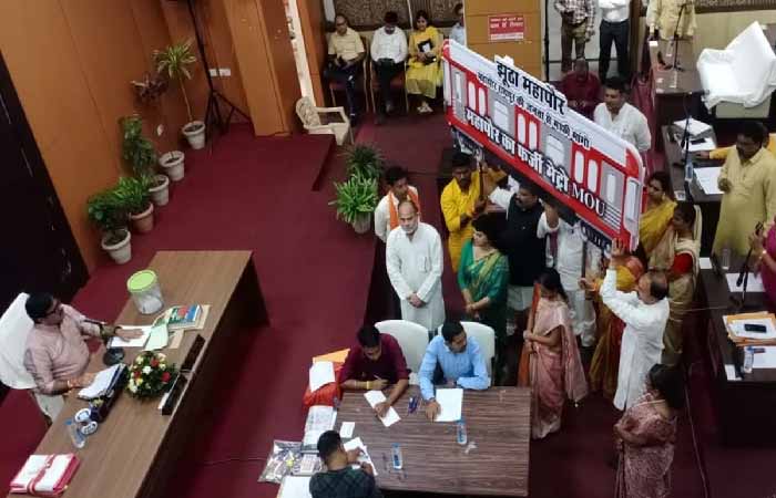 रायपुर निगम की सामान्य सभा में लाइट मेट्रो ट्रेन पर भाजपा पार्षदों का हंगामा, विपक्ष ने महापौर को कहा झूठा, मांगा जवाब General meeting of Raipur Municipal Corporation