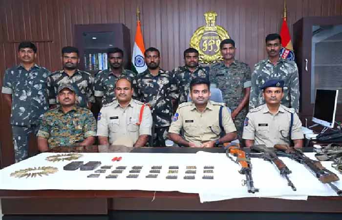 छत्तीसगढ़-तेलंगाना बॉर्डर से हथियारों का बड़ा जखीरा बरामद, नक्सलियों ने छिपाकर रखे थे ऑटोमेटिक हथियार… A huge cache of weapons recovered from CG-Telangana border