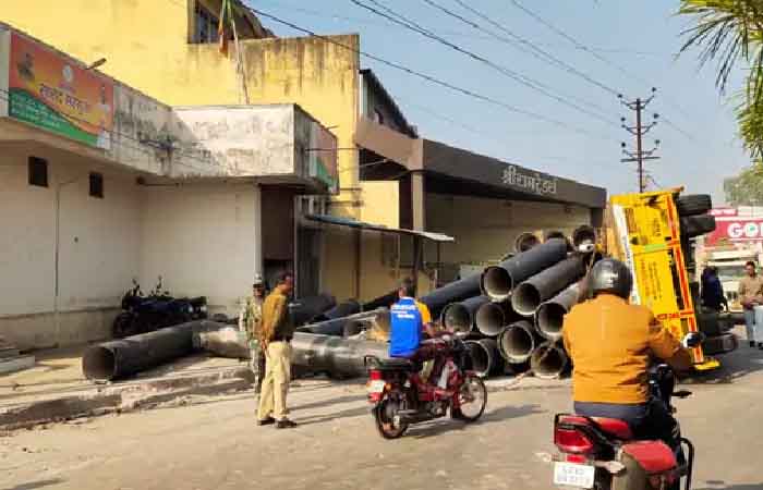 चिंतामणि महाराज के घर पर घुसा तेज रफ्तार ट्रेलर, बाल-बाल बचे भाजपा सांसद के सुरक्षाकर्मी CG Surguja News