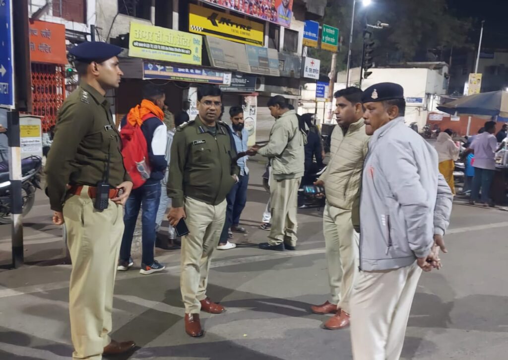 रायपुर में रातभर चला पुलिस का एक्शन: एसएसपी संतोष सिंह ने किया औचक निरीक्षण, गाड़ियां जब्त, संदिग्ध गिरफ्तार, आर्म्स एक्ट के तहत कार्रवाई