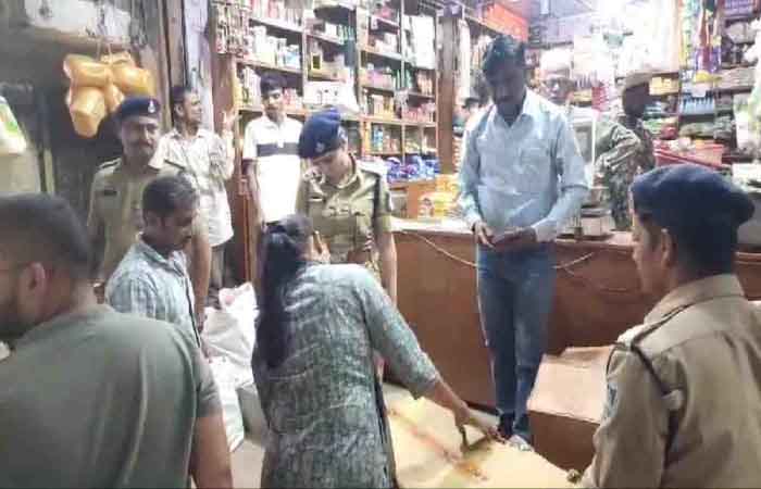 किराना दुकान पर पटाखे बेच रहे व्यापारियों पर पुलिस ने की कार्रवाई, लाखों के पटाखा जब्त Madhya Pradesh Dhar News
