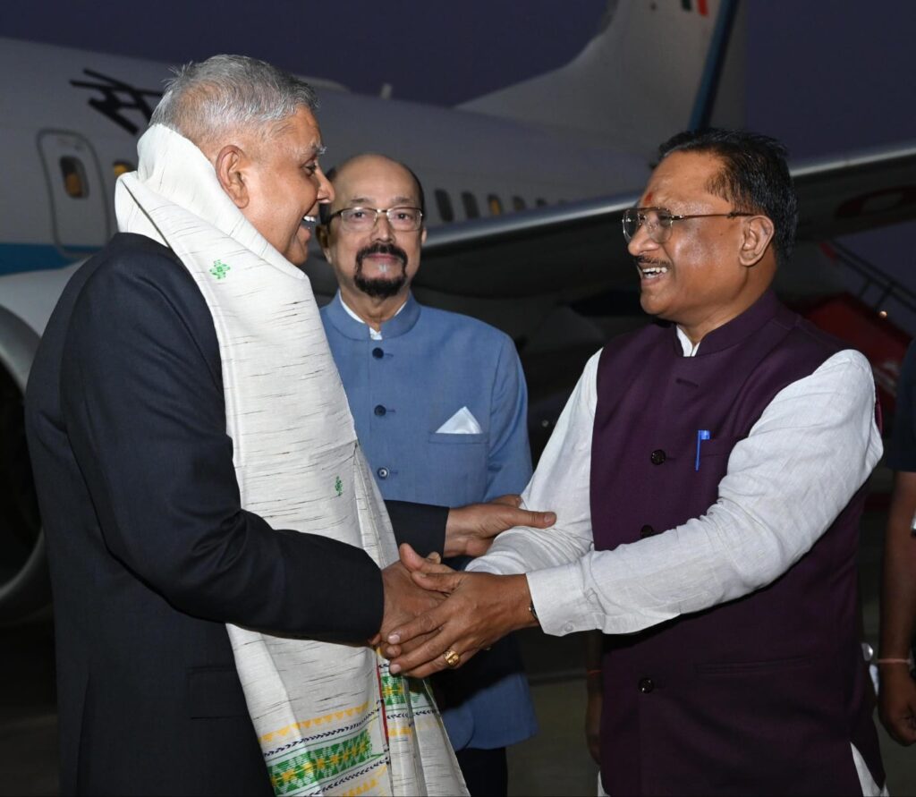 उपराष्ट्रपति जगदीप धनखड़ और उनकी धर्मपत्नी डॉ. सुदेश धनखड़ का रायपुर में आत्मीय स्वागत, राज्य अलंकरण समारोह में उपराष्ट्रपति के हाथों विभूतियों को मिलेगा छत्तीसगढ़ राज्य अलंकरण