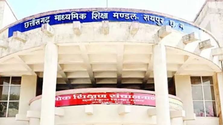 रायपुर के पूर्व DEO जीआर चंद्राकर पर 74 लाख की हेराफेरी करने का आरोप, FIR दर्ज