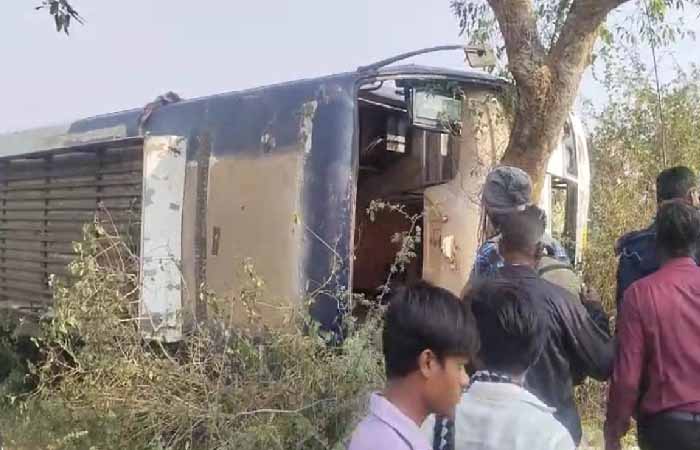 रायपुर-जगदलपुर हाईवे पर बस हादसा, तीन यात्री गंभीर रूप से घायल Accident News