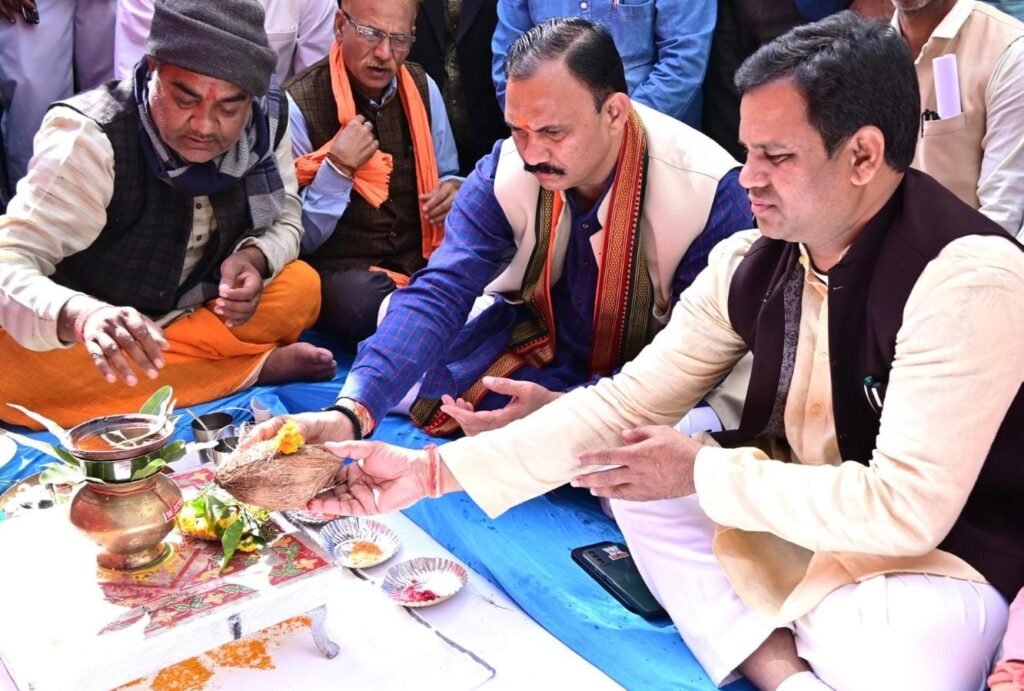 विष्णुदेव साय के सुशासन और मोदी की गारंटी से प्रदेश में तेजी से हो रहा विकास : मंत्री श्याम बिहारी जायसवाल ने मरवाही में 43 करोड़ के विकास कार्यों का किया भूमिपूजन, सामुदायिक स्वास्थ्य केंद्र और जिला चिकित्सालय के लिए की बड़ी घोषणाएं
