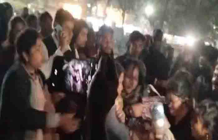 जब चौपाटी में पति-पत्नी और वो का हुआ आमना-सामना: बीच सड़क पर घंटों चला हाई वोल्टेज ड्रामा Latest News in CG Korba