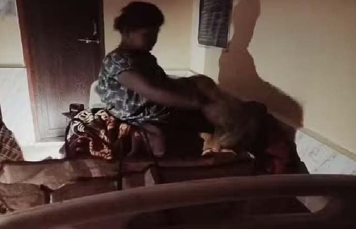 महिला स्वास्थ्यकर्मी ने बैटरी से कमरे में जलाया बल्ब, मोबइल टॉर्च की रोशनी से कराया प्रसव Latest News in Korba