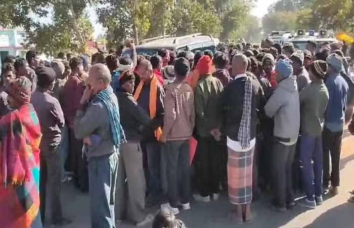 धान खरीदी केंद्र में बारदाना न होने से भड़के किसान, सड़क पर लगाया जाम, प्रशासन के आश्वासन पर सुलझा मामला Pendra Latest News