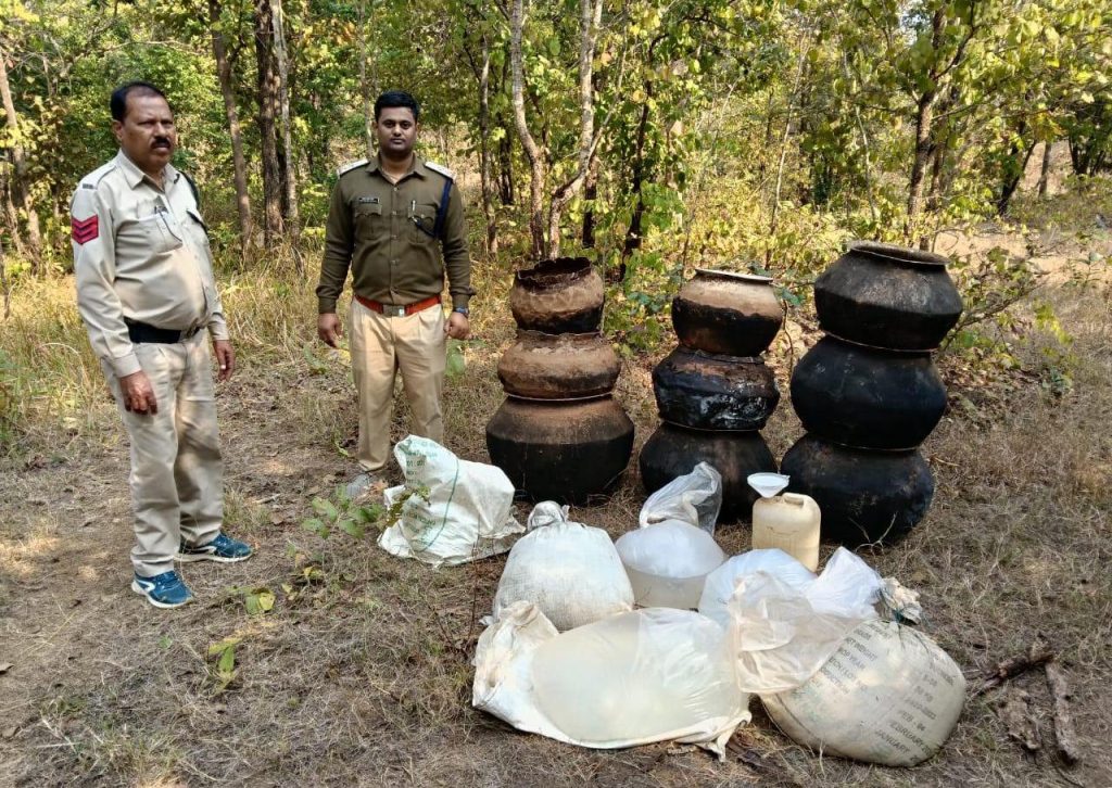 आबकारी और पुलिस विभाग की बड़ी कार्रवाई, 300 लीटर महुआ शराब और 3600 किलो लाहन जब्त