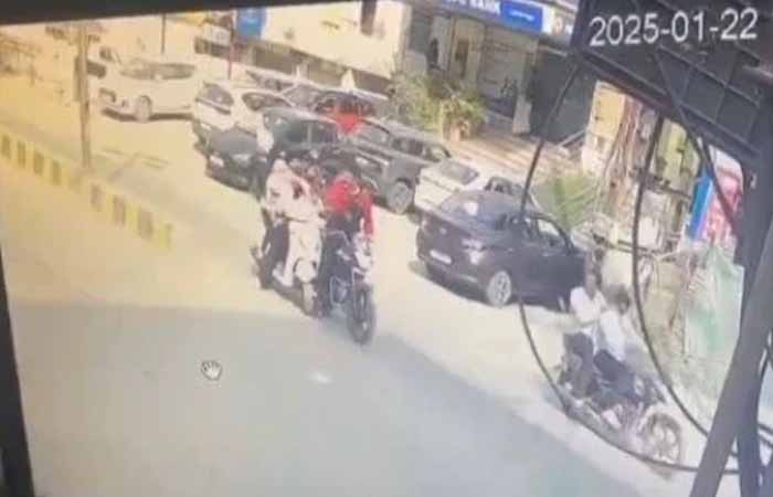 शर्मनाक हरकत: ट्रैफिक पुलिसकर्मी ने बीच सड़क युवती की पीटा, वीडियो हुआ वायरल Raipur Viral Video