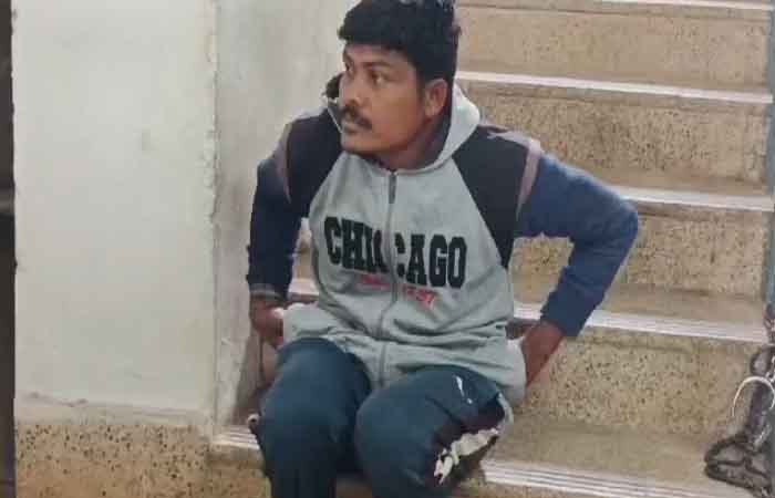 मेडिकल कॉलेज के महिला टॉयलेट में कैमरा लगाकर वीडियो बनाने वाला सफाई कर्मी गिरफ्तार Rajnandgaon Crime News