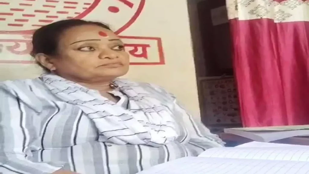 नेशनल अकादमी मामले में नया मोड़: जिस शिक्षिका पर छात्रों ने लगाया पैसा वसूली का आरोप, दूसरे के खिलाफ कार्रवाई की मांग को लेकर पहुंची थाने