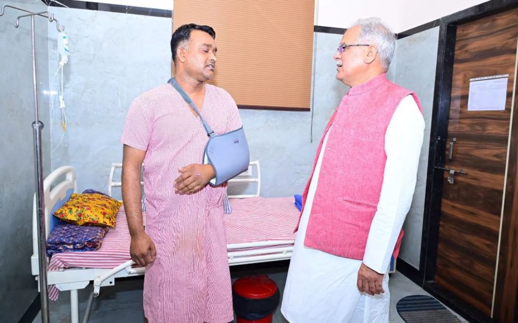 प्रधान आरक्षक सड़क हादसे में घायल, पूर्व सीएम बघेल के सुरक्षा में थे तैनात, मिलकर जाना हालचाल