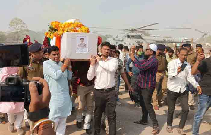 नक्सली मुठभेड़ में शहीद जवान का पार्थिव शरीर पहुंचा गांव: श्रद्धांजलि देने उमड़ा जनसैलाब, बेटी ने कहा- पिता से नही बड़ी अफसर बनूंगी Balodabazar Latest News