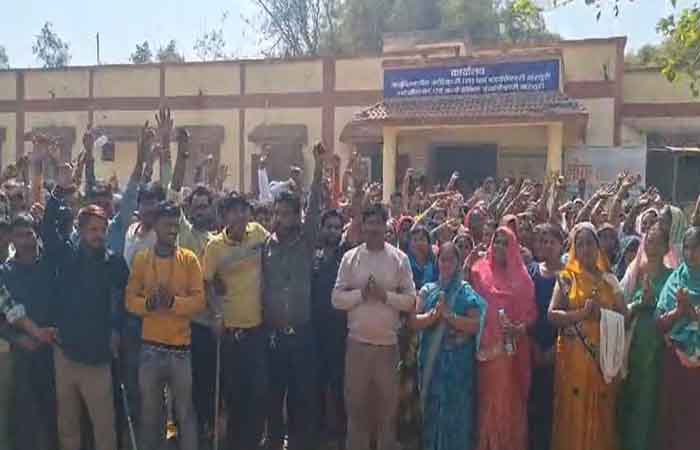 Chhattisgarh: त्रिस्तरीय पंचायत चुनाव में धांधली का आरोप, निर्दलीय प्रत्याशी सहित ग्रामीणों ने SDM कार्यालय घेरा, पुनः वोटिंग की मांग की CG Bilaspur Latest News