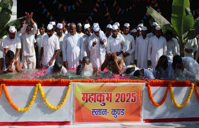 छत्तीसगढ़ के जेलों में गूंजा ‘हर-हर गंगे’: महाकुंभ से लाए गए गंगाजल से 18,500 कैदियों ने किया स्नान CG Latest News