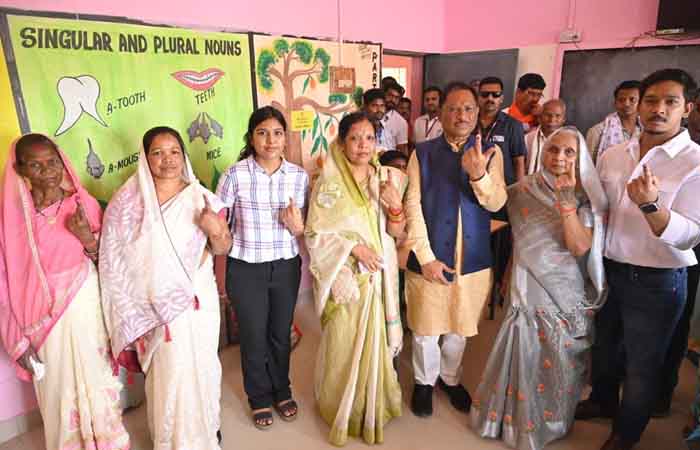 CG Panchayat Chunav 2025: पंचायत चुनाव के अंतिम चरण के लिए वोटिंग जारी, सीएम साय ने अपने गृहग्राम बगिया में परिवार के साथ किया मतदान Chhattisgarh Panchayat Chunav 2025