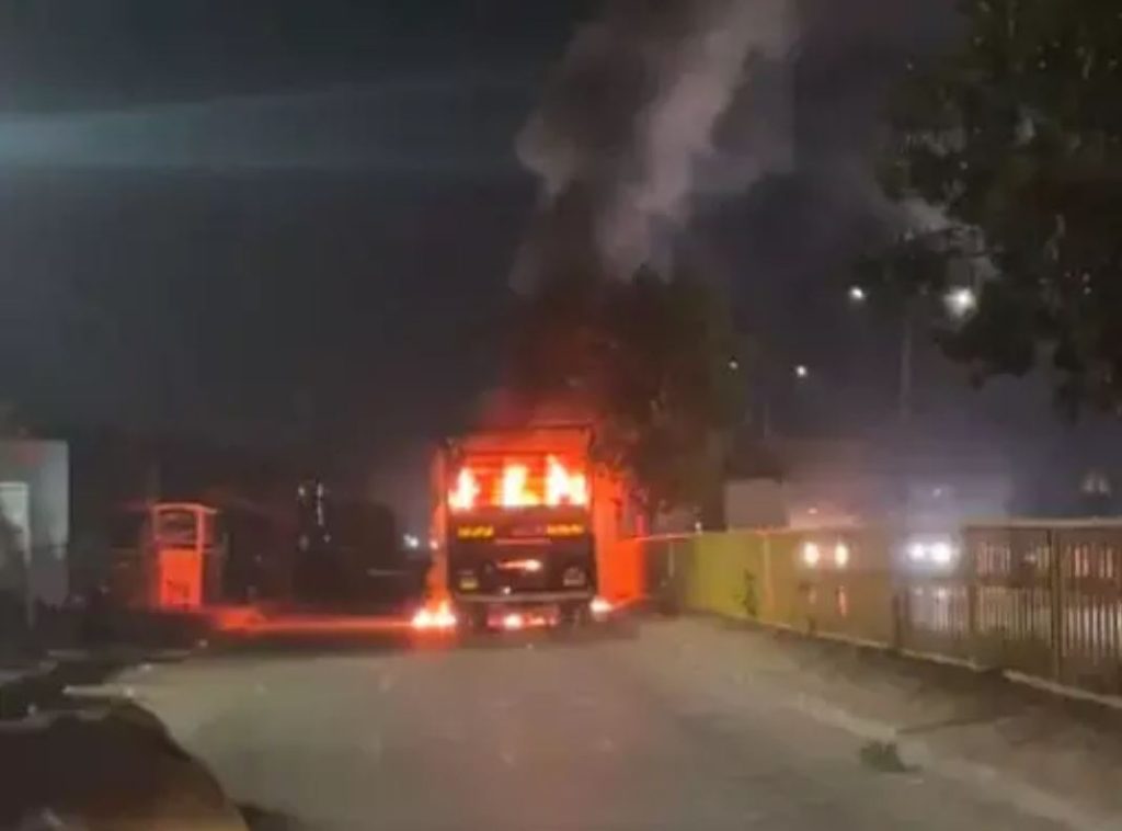 ट्रक पूरी तरह जलकर खाक; कोई हताहत नहीं, रायपुर नाका में सड़क किनारे था खड़ा