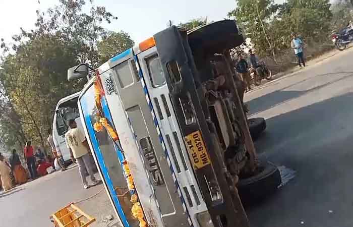 दर्दनाक सड़क हादसा: हाईवे पर पलटी तेज रफ्तार माजदा, 23 लोग घायल Janjgir Road Accident